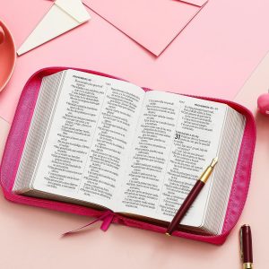 Biblia RVR60 Tamaño Compacto Símil Piel Fucsia Floral con Cierre