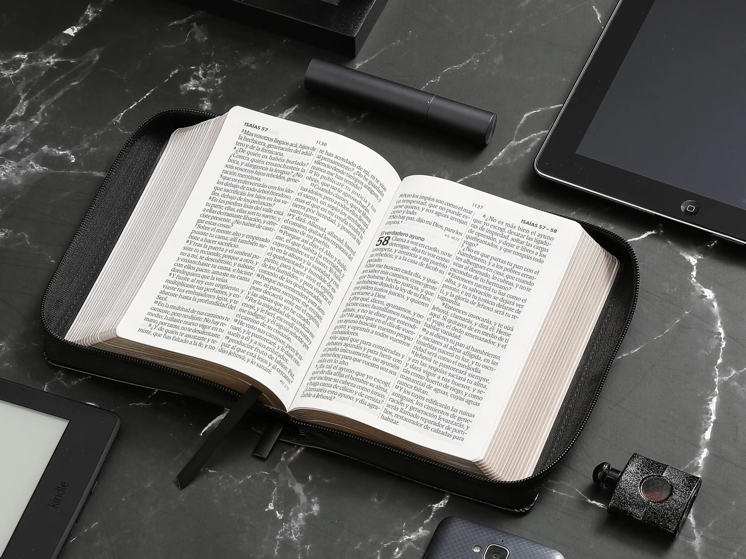 Biblia RVR60 Tamaño Compacto Símil Piel Negro Geométrico con Cierre