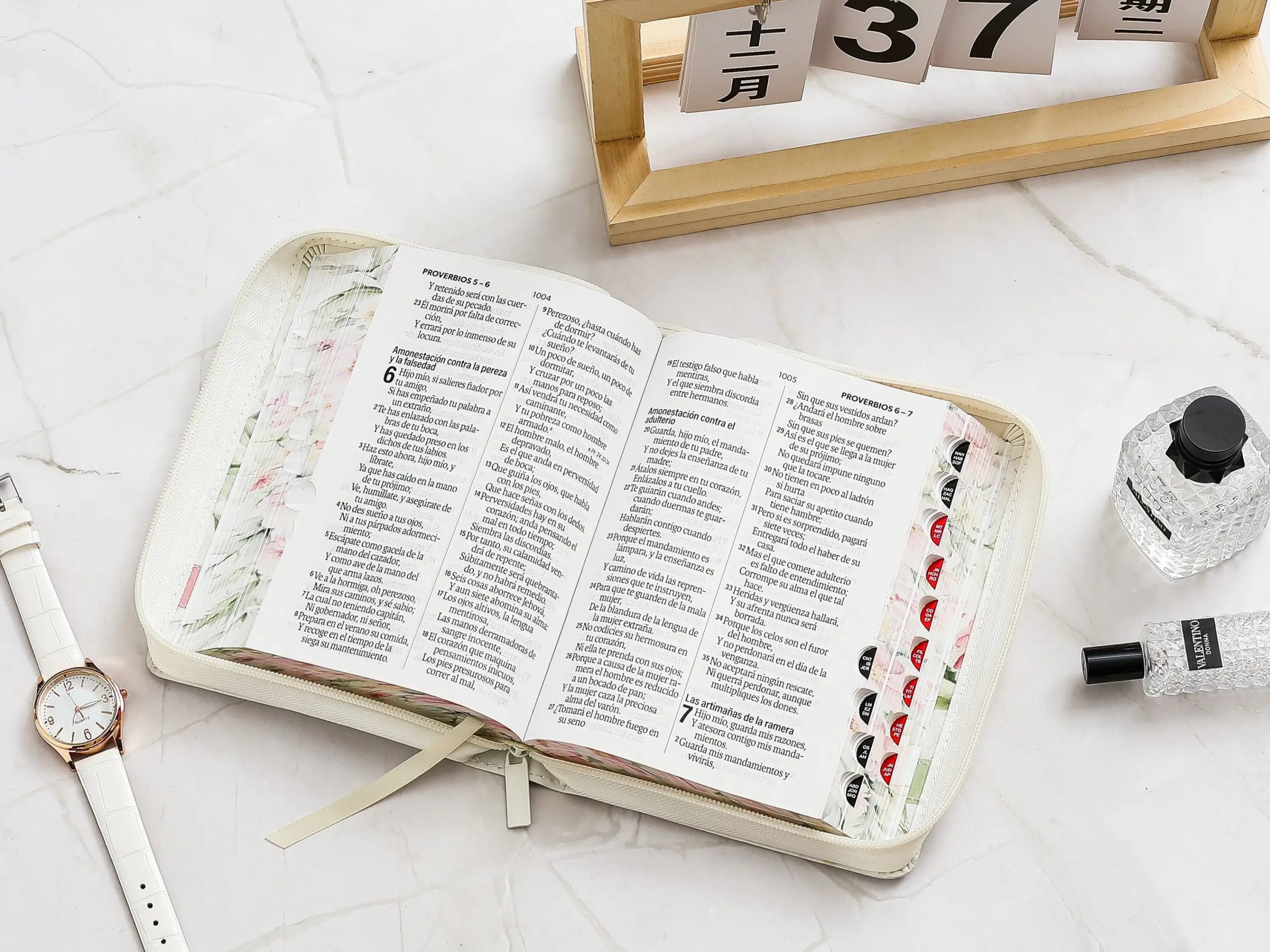Biblia RVR60 Tamaño Compacto Letra 12 Puntos - Flores en Primavera, Símil Piel con Cierre e Índice