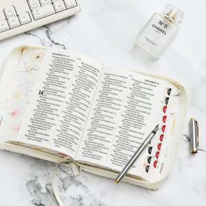 Biblia RVR60 Tamaño Compacto Letra 12 Puntos - Flores sobre Blanco, Símil Piel con Cierre e Índice