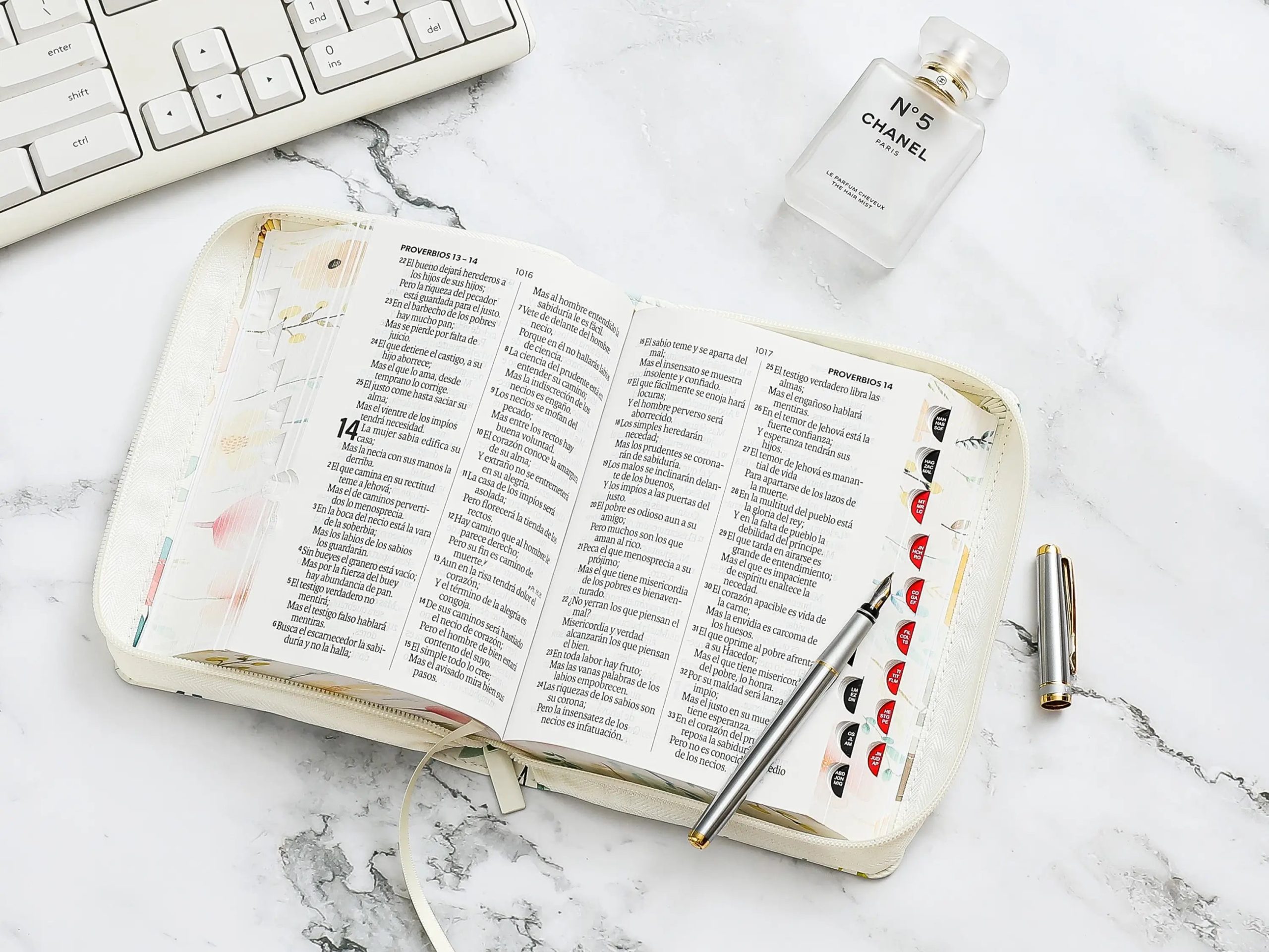 Biblia RVR60 Tamaño Compacto Letra 12 Puntos - Flores sobre Blanco, Símil Piel con Cierre e Índice